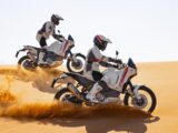 Twee Ducati motoren racen door het zand 