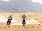 Twee Ducati motoren racen door het zand 