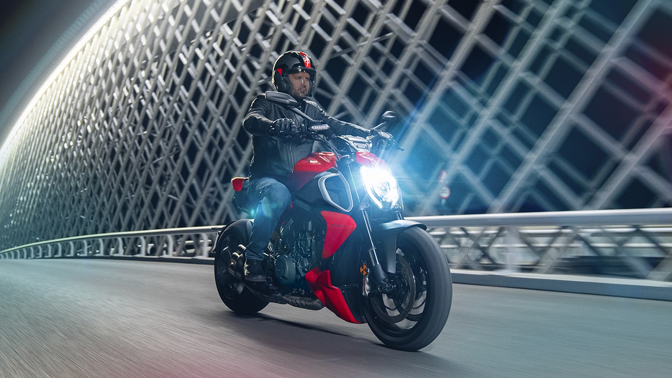 Ducati Diavel V4 Moto Rotterdam rijdt over brug