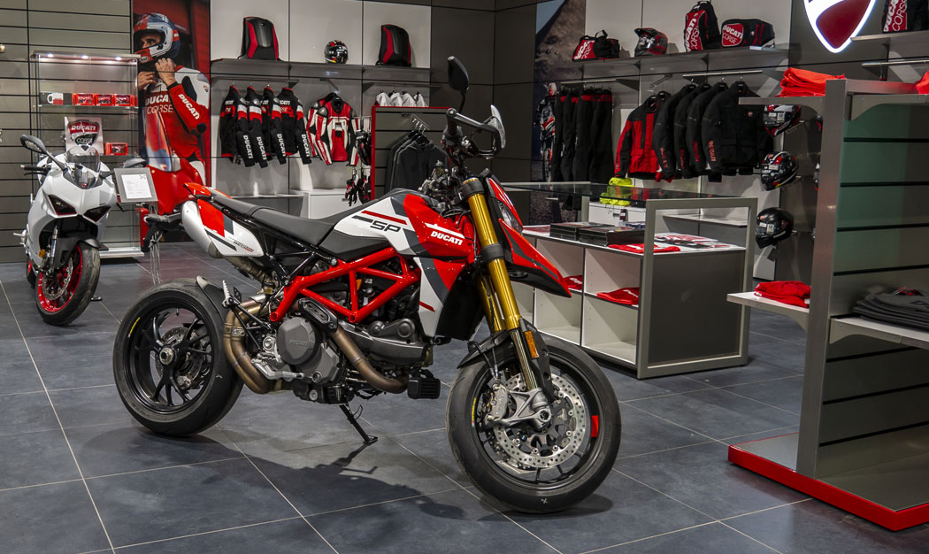 Rode Ducati motor in de showroom van Moto Rotterdam.
