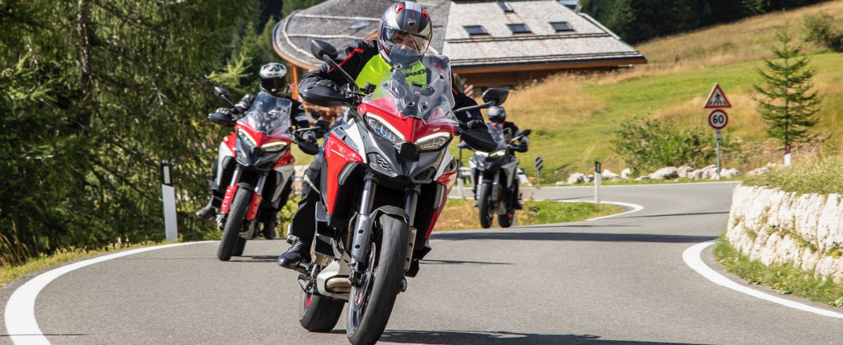 Ducati Live Experience rode motorfiets op de weg.